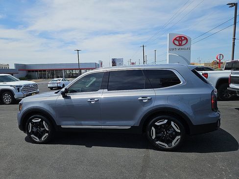 Used 2024 Kia Telluride EX w/ EX Captain's Chair Package FWD image 2
