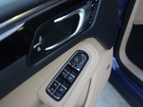 Certified 2026 Porsche Macan AWD/4WD image 14