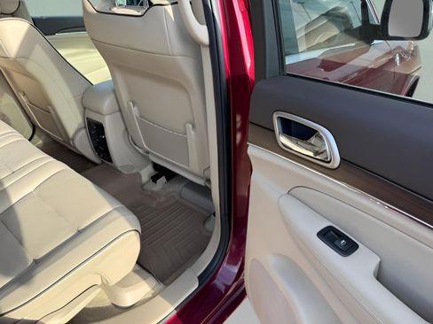 Used 2017 Jeep Grand Cherokee Overland w/ Jeep Active Safety Group image 11