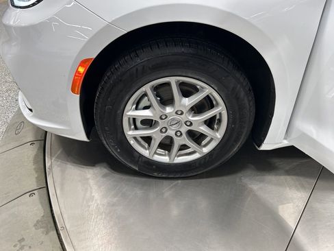 Used 2024 Chrysler Pacifica Touring-L image 33