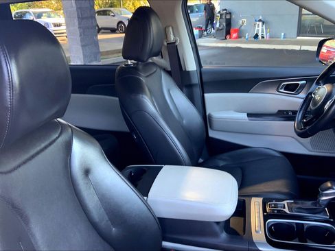 Used 2024 Kia Carnival LX image 9