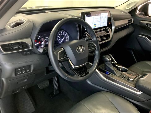 Used 2020 Toyota Highlander Platinum image 17