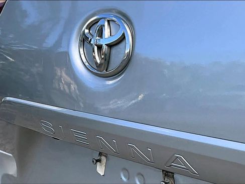 Used 2019 Toyota Sienna XLE image 9