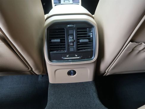 Certified 2024 Porsche Macan image 13