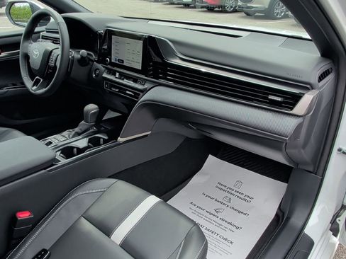 Used 2025 Toyota Camry SE w/ Convenience Package image 28