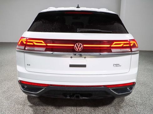 Used 2024 Volkswagen Atlas Cross Sport SE FWD image 8