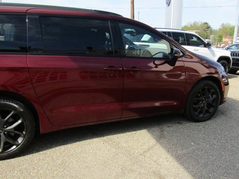 Used 2023 Chrysler Pacifica Touring-L w/ S Appearance Package AWD/4WD image 13