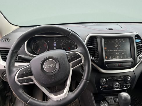 Used 2018 Jeep Cherokee Trailhawk AWD/4WD image 3