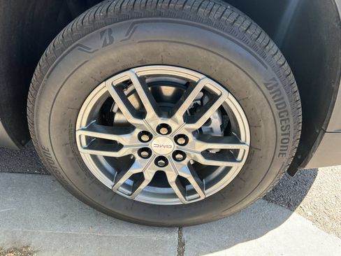 Used 2025 GMC Acadia Elevation FWD image 4