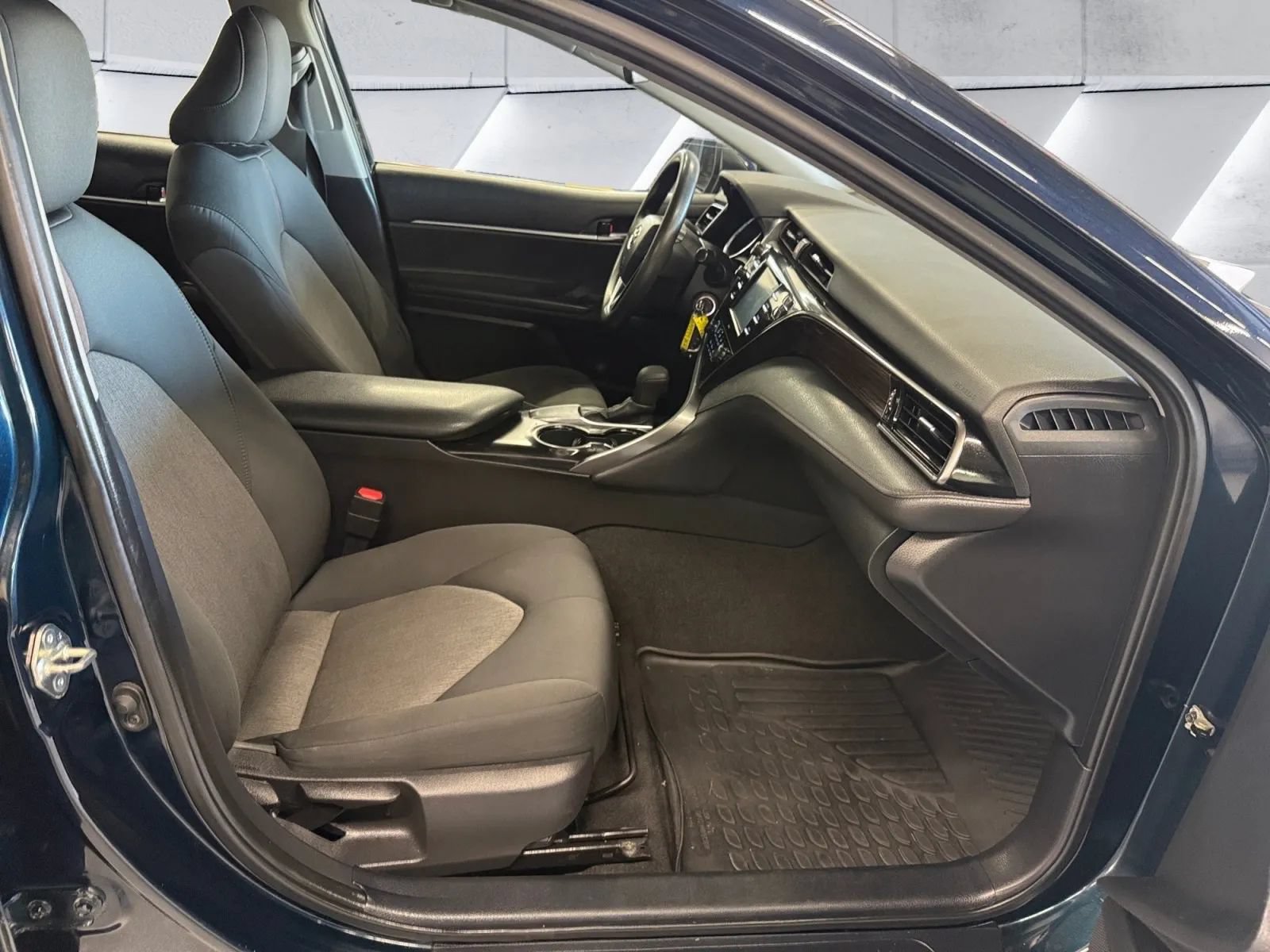 Used 2020 Toyota Camry LE FWD image 15