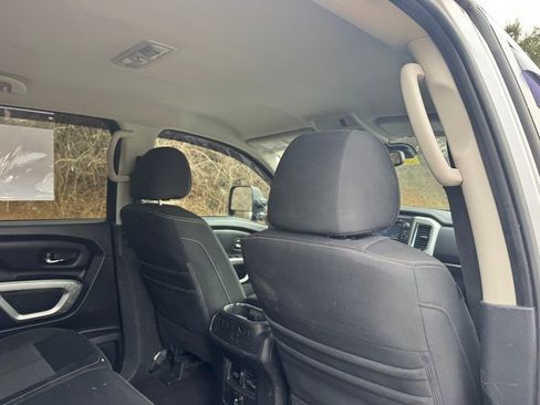 Used 2018 Nissan Titan SV w/ SV Convenience Package image 16