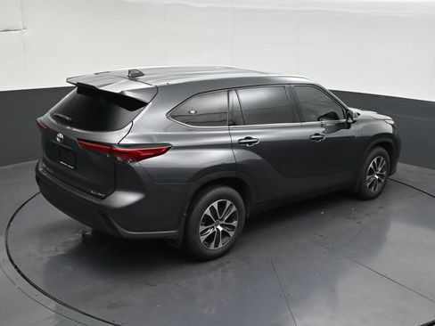 Used 2021 Toyota Highlander XLE AWD/4WD image 19