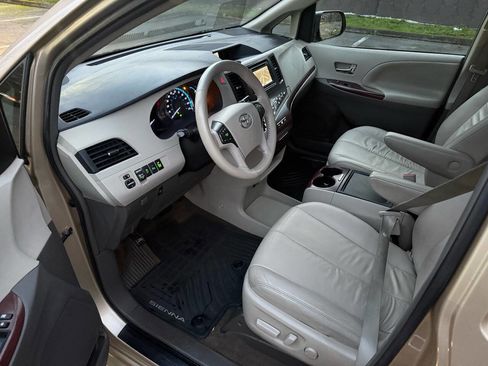 Used 2014 Toyota Sienna XLE image 9