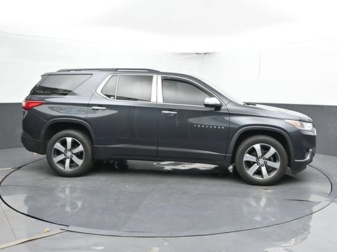 Used 2020 Chevrolet Traverse LT w/ LT Premium Package FWD image 4