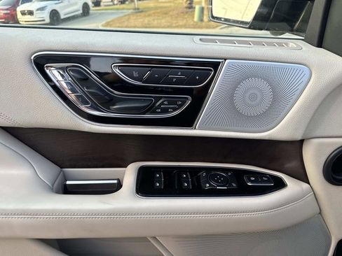 Used 2019 Lincoln Navigator Reserve image 21