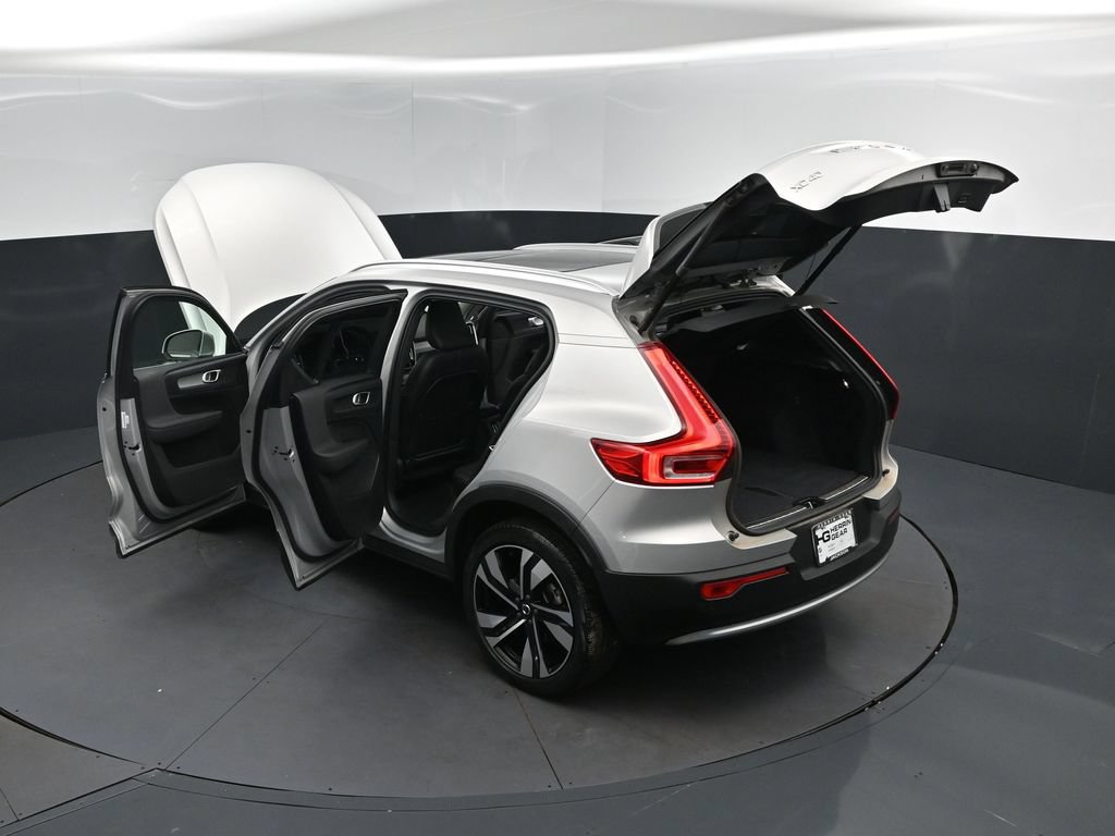 Used 2025 Volvo XC40 B5 Plus AWD/4WD image 2
