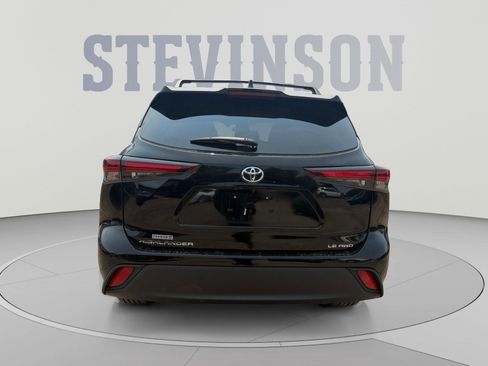 Used 2024 Toyota Highlander LE AWD/4WD image 4