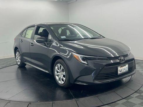 Used 2026 Toyota Corolla LE image 2