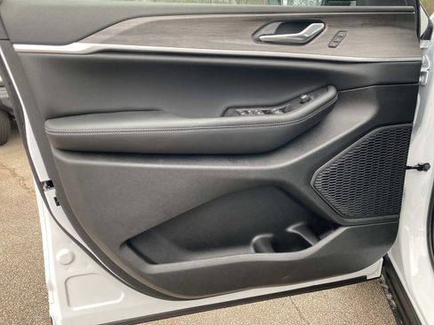 New 2025 Jeep Grand Cherokee Limited w/ Black Appearance Package image 12