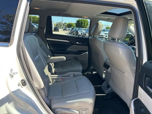 Used 2017 Toyota Highlander XLE image 46