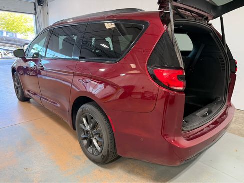 Used 2021 Chrysler Pacifica Touring-L w/ Uconnect Theater Family Group AWD/4WD image 4