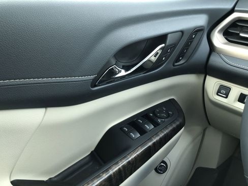 Used 2023 GMC Acadia Denali image 14