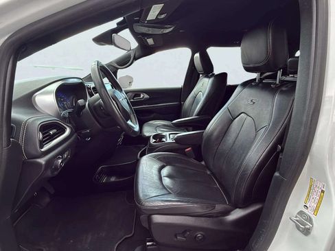 Used 2022 Chrysler Pacifica Touring-L w/ Uconnect Theater Family Group AWD/4WD image 22