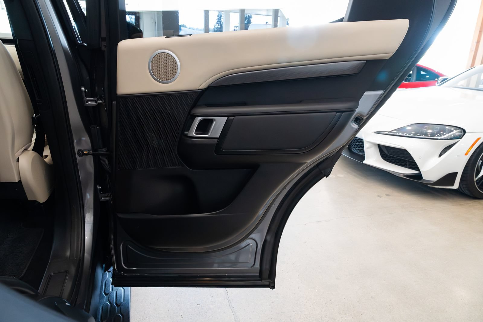 Used 2017 Land Rover Discovery SE AWD/4WD image 21
