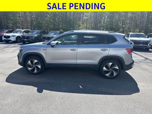Used 2024 Volkswagen Taos SE w/ Panoramic Sunroof Package AWD/4WD image 17