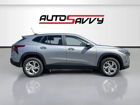 Used 2025 Chevrolet Trax LS w/ LS Convenience Package FWD image 8