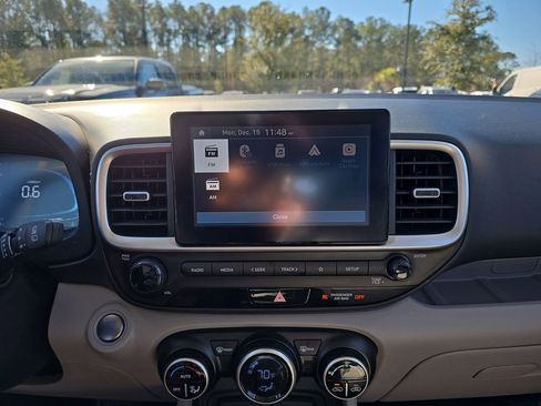 Used 2024 Hyundai Venue SEL image 25