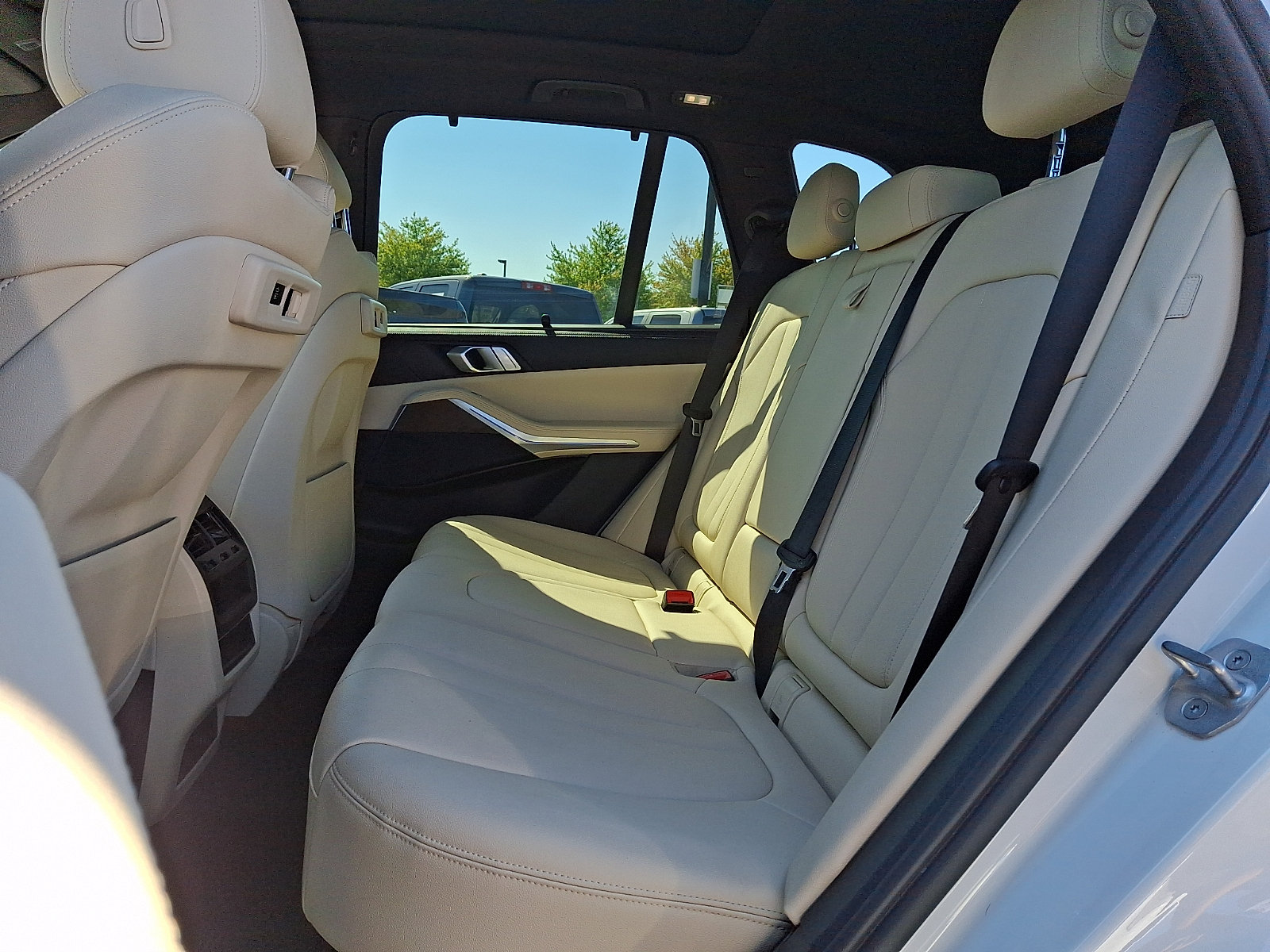 Used 2022 BMW X5 xDrive40i w/ Parking Assistance Package AWD/4WD image 10