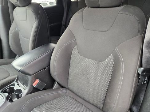 Used 2019 Jeep Cherokee Latitude w/ Popular Appearance Group image 12