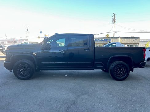 Used 2024 Chevrolet Silverado 2500 High Country w/ High Country Premium Package AWD/4WD image 6