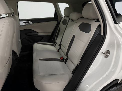 New 2025 Volkswagen Taos SE image 18