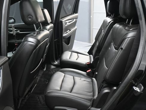 Used 2022 Cadillac XT6 Premium Luxury w/ Technology Package FWD image 8