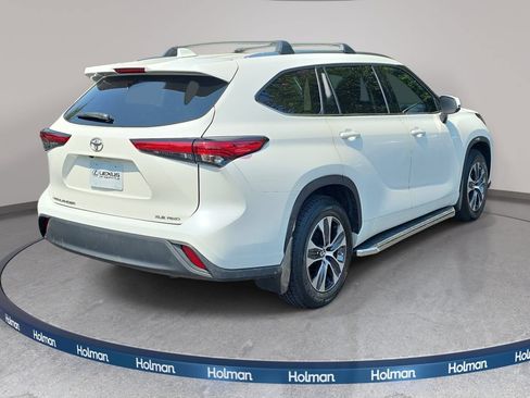 Used 2021 Toyota Highlander XLE AWD/4WD image 5