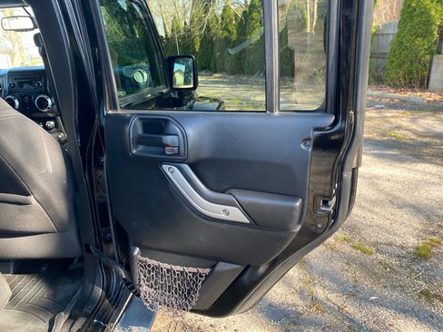 Used 2015 Jeep Wrangler Unlimited Sahara w/ Connectivity Group image 20