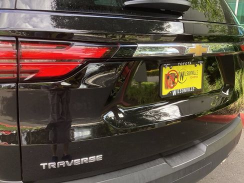Used 2023 Chevrolet Traverse LS FWD image 16