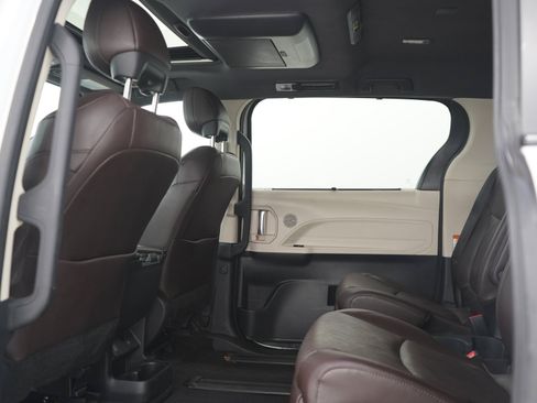 Used 2023 Toyota Sienna Platinum AWD/4WD image 21