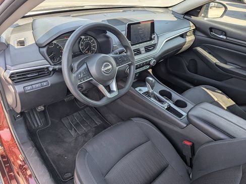 Used 2025 Nissan Altima 2.5 SV FWD image 14