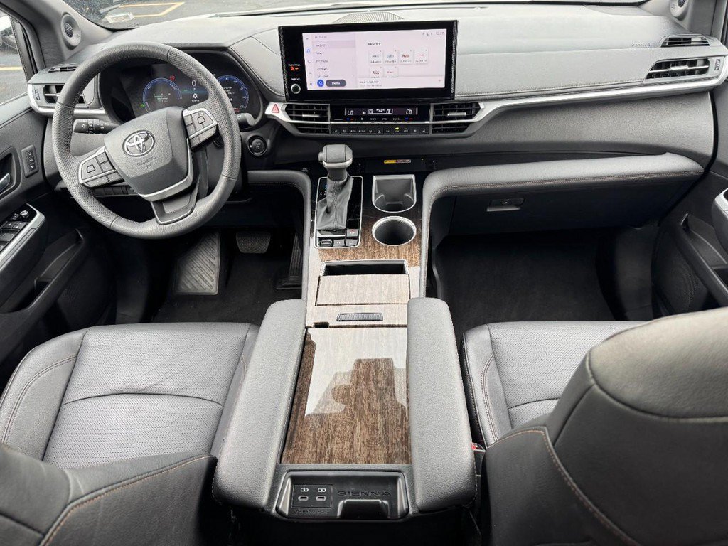 Used 2026 Toyota Sienna Limited FWD image 18
