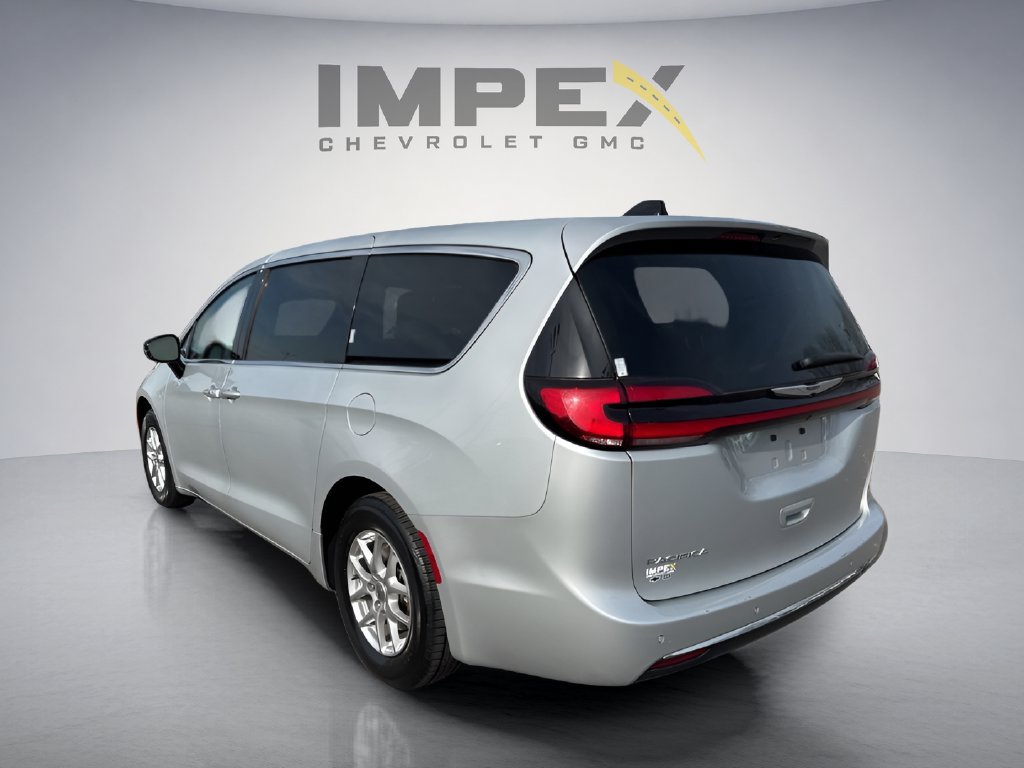 Used 2024 Chrysler Pacifica Touring-L FWD image 3