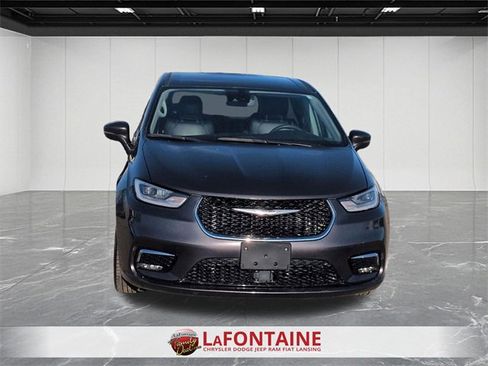 Certified 2023 Chrysler Pacifica Touring-L image 8