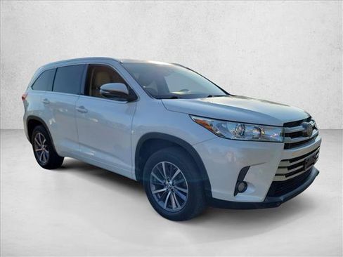 Used 2017 Toyota Highlander XLE FWD image 3