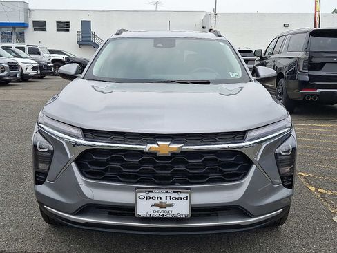 Used 2024 Chevrolet Trax LT w/ Sunroof Package FWD image 2