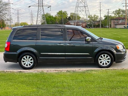 Used 2011 Chrysler Town & Country Touring-L w/ Entertainment Group #2 image 9