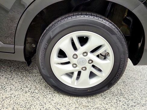 Used 2023 Hyundai Venue FWD image 9
