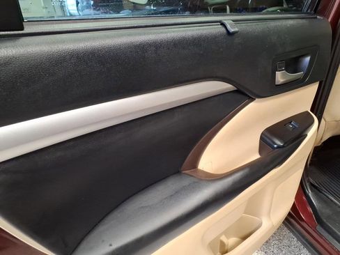 Used 2019 Toyota Highlander XLE image 18