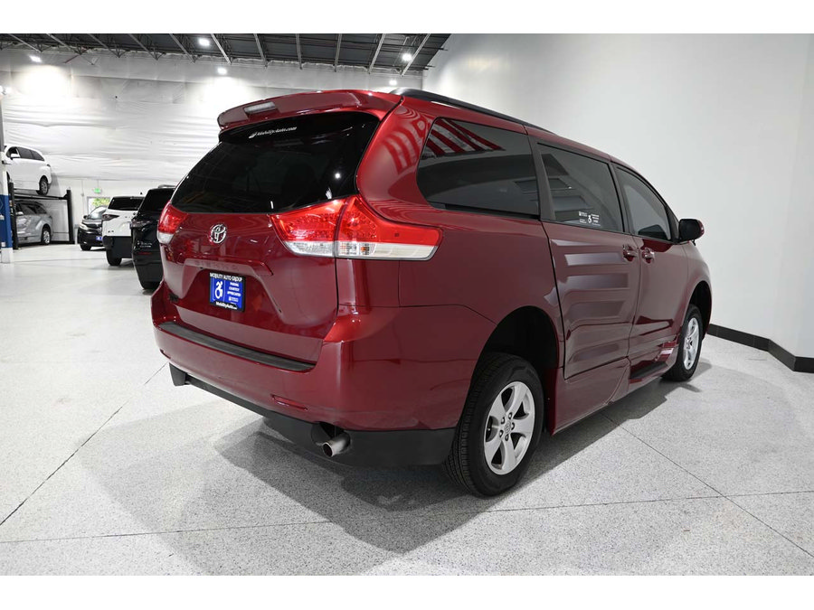 Used 2013 Toyota Sienna LE FWD image 6